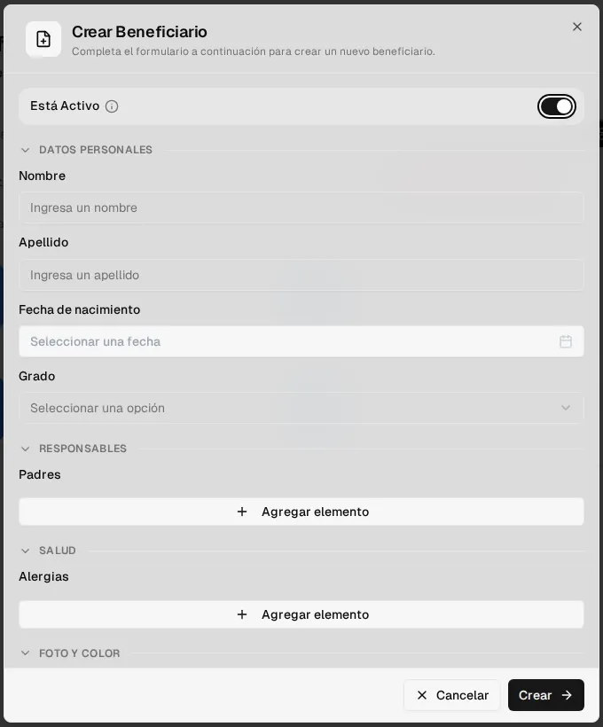 Formulario Crear Beneficiario con el interruptor Está Activo y las secciones Datos personales, Responsables, Salud y Foto y color
