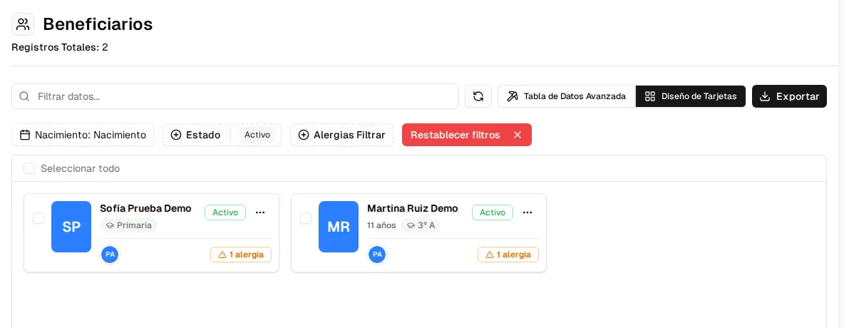 Lista de beneficiarios del acudiente en tarjetas, con estado, grado y aviso de alergias